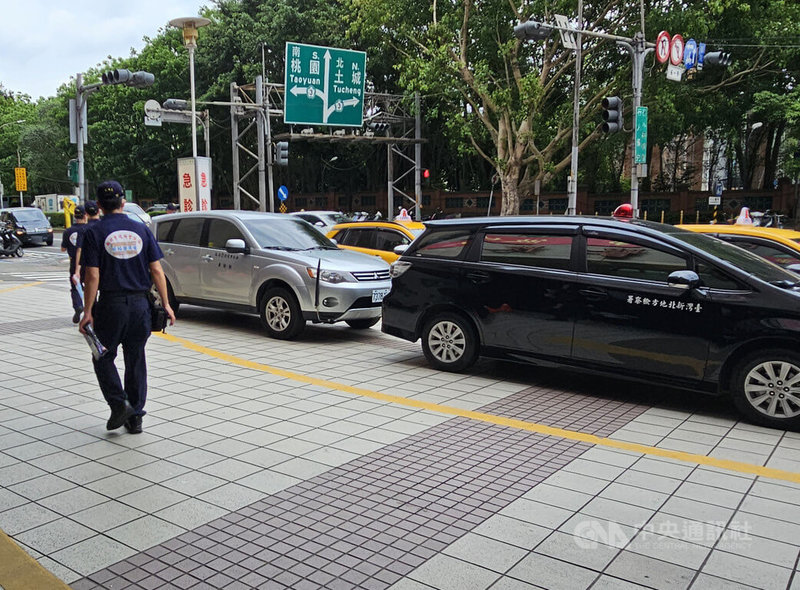 新北市三峽區19日發生重大車禍,造成多人重傷送醫;檢警20日上午前往恩主公醫院相驗,直到近中午才離去。中央社記者王鴻國攝 114年5月20日