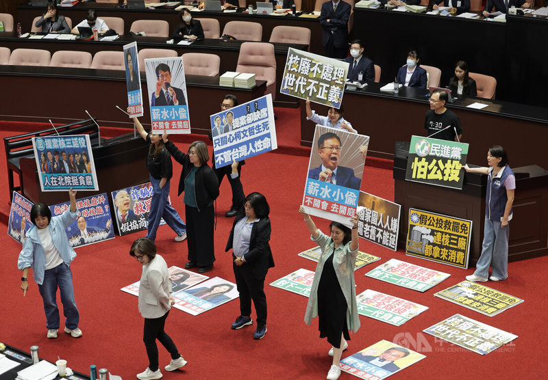 立法院會20日處理民眾黨團所提的重啟核三公投案,藍白挾人數優勢表決通過,民進黨團在場內舉牌抗議,批民眾黨只針對核三廠要重啟運轉,是欺負屏東人,為何不把核一、核二也拿來公投。中央社記者裴禛攝 114年5月20日