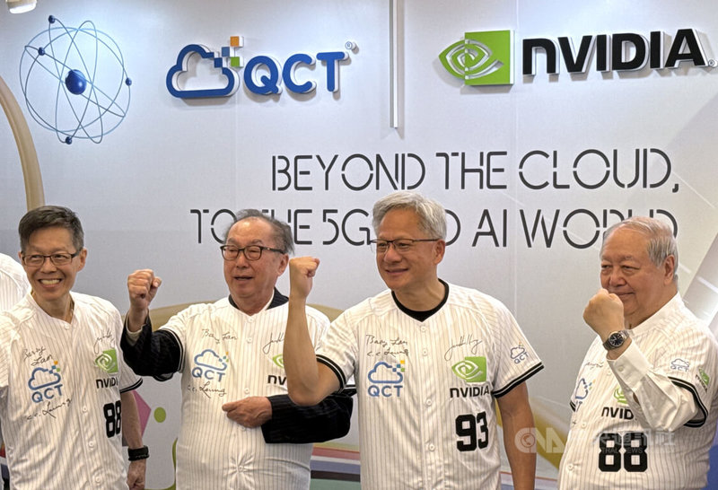 輝達(NVIDIA)執行長黃仁勳(右2)20日前往台北國際電腦展(COMPUTEX),造訪廣達旗下雲達科技攤位,由廣達董事長林百里(左2)、副董事長梁次震(右1)、執行副總經理暨雲達總經理楊麒令(左1)接待。中央社記者吳家豪攝 114年5月20日