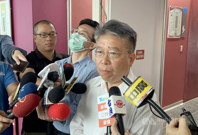 台中市長盧秀燕19日質疑核電停止後,中火夜間幾乎火力全開。台中市環保局長陳宏益(右)20日受訪表示,希望台電能夠再更用心的調度。中央社記者郝雪卿攝 114年5月20日