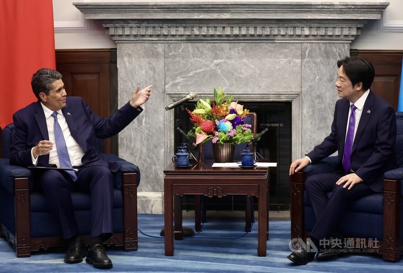 總統賴清德(右)20日以軍禮歡迎帛琉共和國總統惠恕仁(Surangel S. Whipps, Jr.)(左)率團來台訪問,隨後在總統府舉行雙邊會晤。中央社記者張皓安攝 114年5月20日