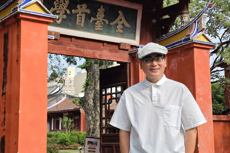 台南市政府文化局20日宣布,孔廟文化基金會新任執行長一職,由曾任台南企業文化藝術基金會執行長達24年的葉重利(圖)接任。(台南市文化局提供)中央社記者楊思瑞台南傳真 114年5月20日