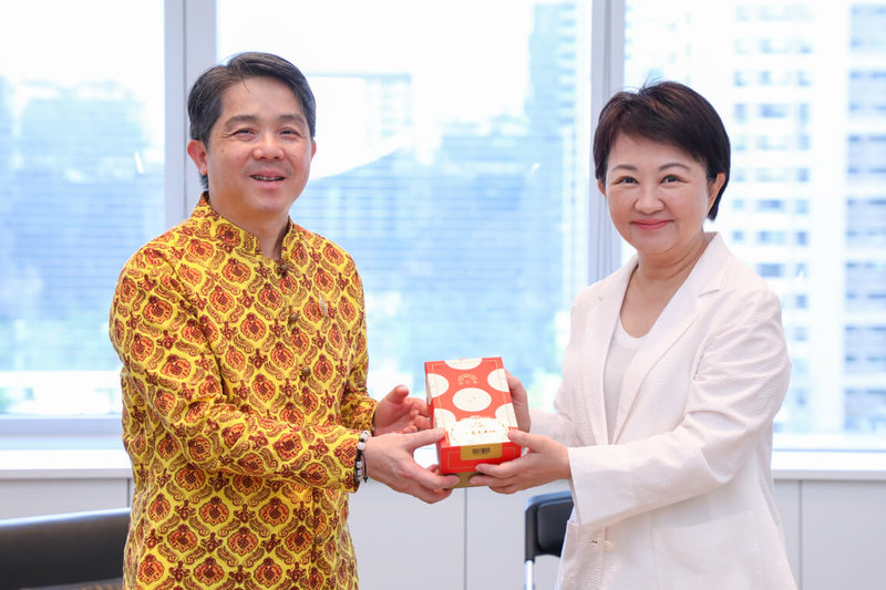 泰國貿易經濟辦事處代表文那隆(Narong Boonsatheanwong)(左)20日拜會台中市政府,由台中市長盧秀燕(右)親自接待。(台中市政府提供)中央社記者郝雪卿傳真 114年5月20日