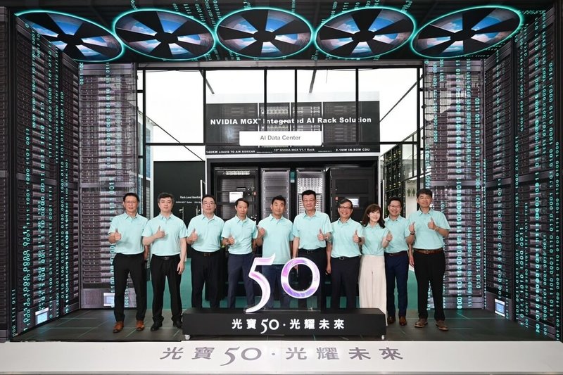 光寶科睽違多年後,在董事長宋明峰(左5)與總經理邱森彬(右5)帶領下,今年盛大重返台北國際電腦展(COMPUTEX),全力衝刺AI商機。(光寶科提供)中央社記者曾仁凱傳真 114年5月20日