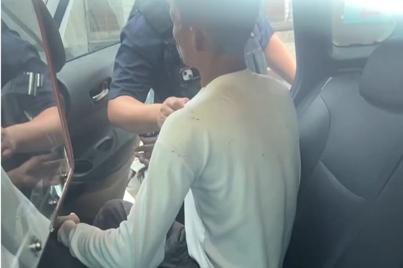 台南市玉井區20日傍晚發生廂型車疑暴衝事故,造成1死1傷,嚴姓肇事駕駛(圖)被警方帶回調查。(讀者提供)中央社記者楊思瑞台南傳真 114年5月20日