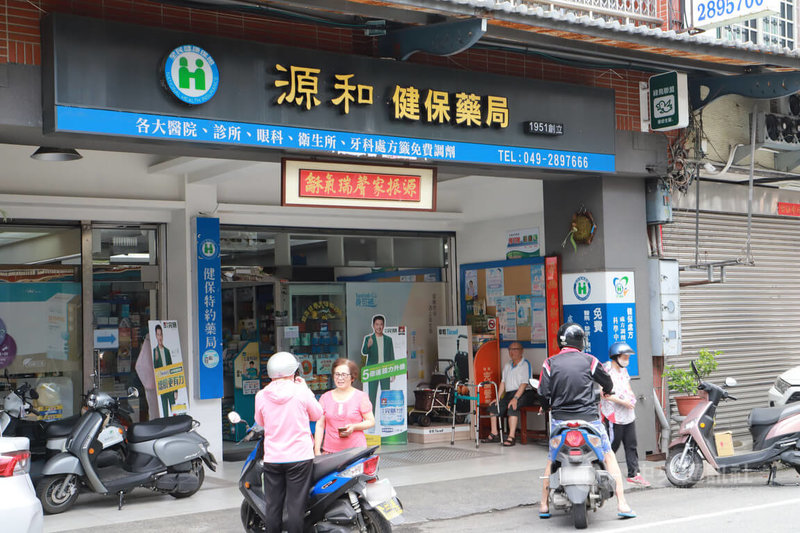位於南投縣魚池鄉的源和藥局前身為源和西藥房,創立已74年,現由第3代王士華與藥師妻陳雨函接棒經營,仍秉持傳統,穿梭山區送藥到府。中央社記者蘇木春攝 114年5月20日