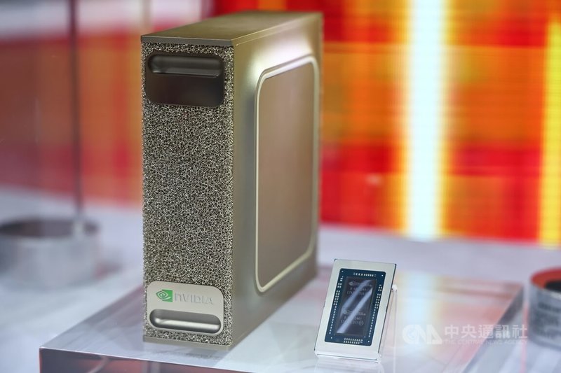 2025台北國際電腦展(COMPUTEX)20日在南港展覽館盛大開幕,聯發科現場展出與輝達(NVIDIA)策略合作NVIDIA DGX Spark的NVIDIA GB10 Grace Blackwell超級晶片。中央社記者翁睿坤攝 114年5月20日