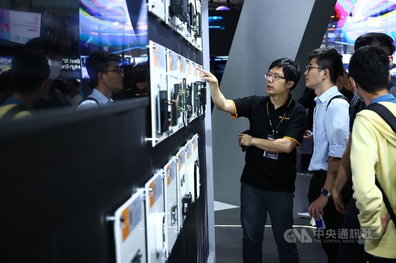2025台北國際電腦展(COMPUTEX)20日在南港展覽館盛大開幕,聯發科參展,工作人員在展區仔細解說。中央社記者翁睿坤攝 114年5月20日