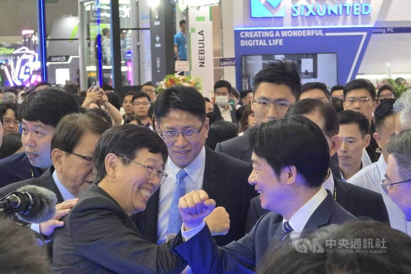 總統賴清德(前右)20日為台北國際電腦展(COMPUTEX)揭幕後,步入展場陸續參觀攤位,與鴻海董事長劉揚偉(前左)以「手肘碰手肘」的新興方式問候。中央社記者江明晏攝 114年5月20日