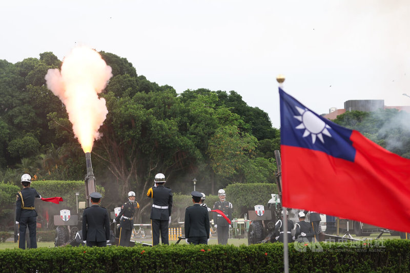 友邦帛琉共和國總統惠恕仁(Surangel S. Whipps, Jr.)率團訪台,總統賴清德20日下午在總統府前廣場以隆重軍禮歡迎,禮砲連鳴放禮砲。中央社記者吳家昇攝 114年5月20日