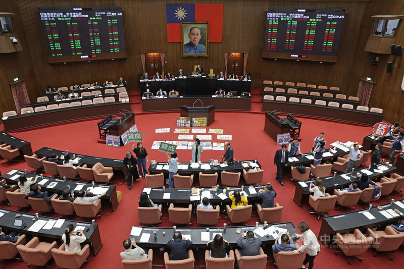立法院會20日處理民眾黨團所提的重啟核三公投案,藍白最終仍挾人數優勢表決通過,核三重啟公投將交由中選會辦理。中央社記者裴禛攝 114年5月20日