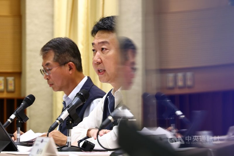 交通部20日晚間召開「高齡駕駛人駕駛管理制度」說明記者會,由交通部長陳世凱(右)主持及說明,現場並回應媒體提問。中央社記者翁睿坤攝 114年5月20日