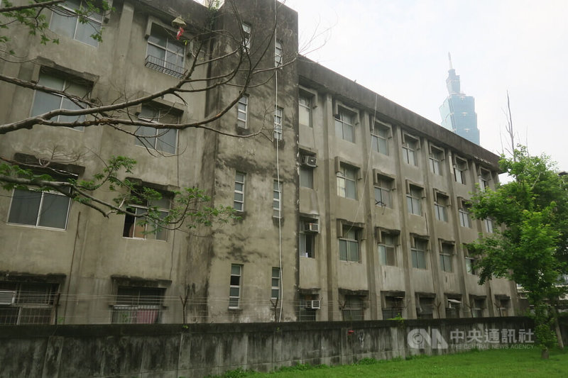 國防部現列管公館退舍等全國22處退舍,圖為位於台北市的吳興街國軍單身退員宿舍,以圍牆和一旁的公園做為空間區隔。中央社記者吳書緯攝 114年5月20日