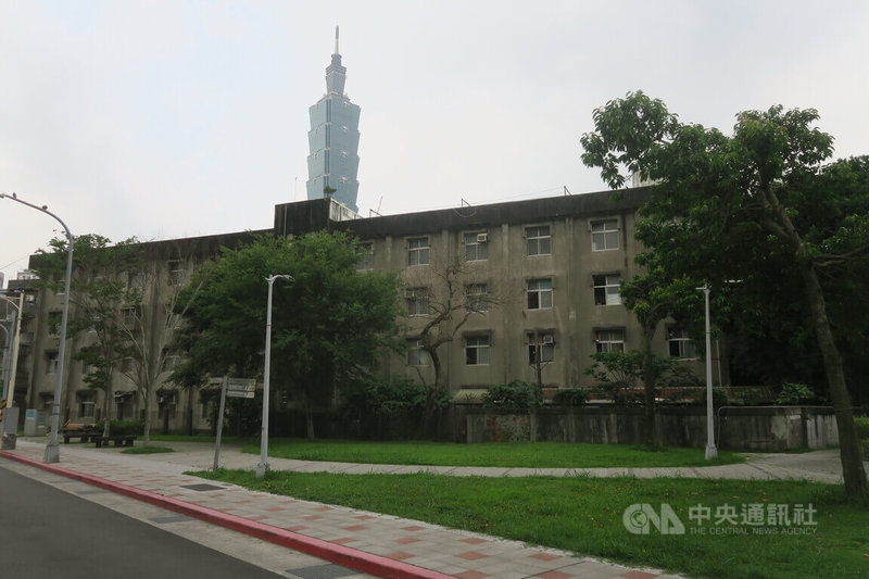 國防部現列管公館退舍等全國22處退舍,圖為位於台北市的吳興街國軍單身退員宿舍,遠方高樓為台北101大樓。中央社記者吳書緯攝 114年5月20日