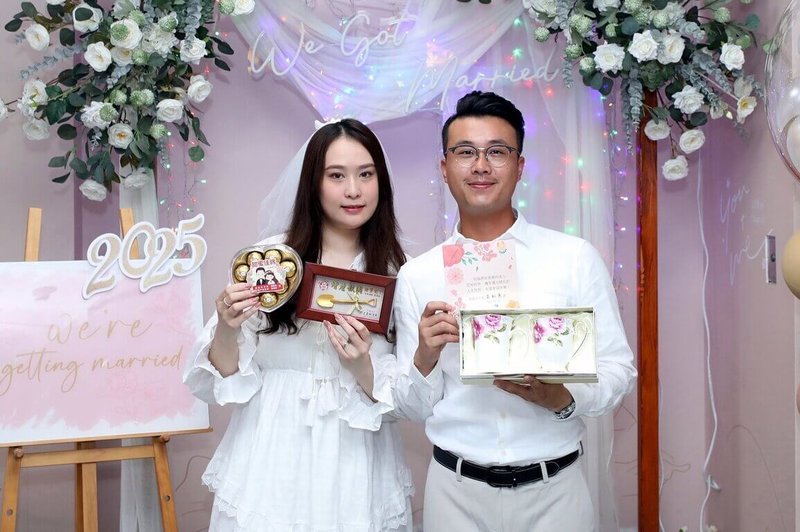 520的諧音是「我愛你」。嘉義市政府為鼓勵新人結婚生子,只要在20日當天於東、西區戶政事務所登記結婚,就可獲得金鏟子和雙囍對杯。(嘉義市政府提供)中央社記者黃國芳傳真 114年5月20日