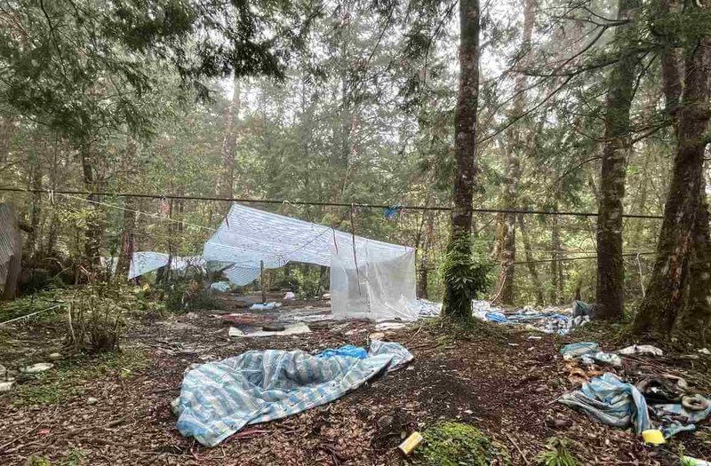 林保署花蓮分署與民間團體日前到馬博橫斷東端的中平林道進行環境整理,在溪底營地發現許多山友遺留的帆布等廢棄物,在人力可行範圍揹運下山。(林業及自然保育署花蓮分署提供)中央社記者李先鳳傳真 114年5月20日
