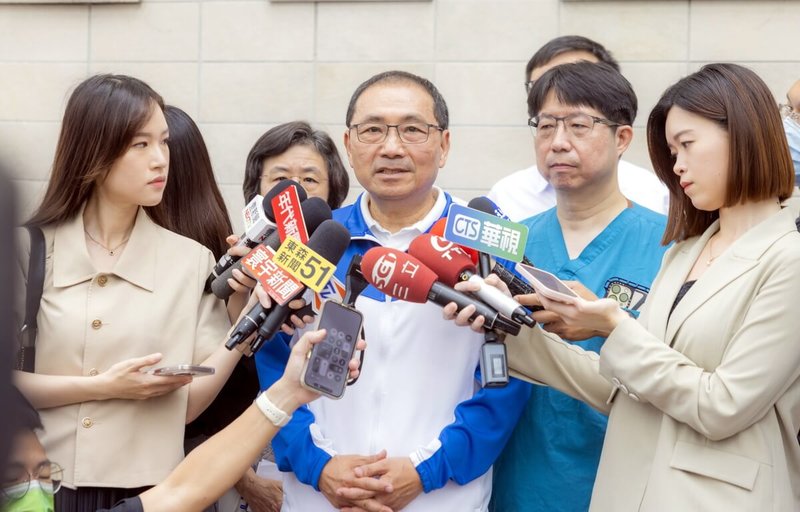 新北市三峽區重大車禍釀死傷,市長侯友宜(前左2)20日前往亞東醫院探視傷者後,接受聯訪時表示,近年高齡者的事故緩步上升,高齡駕駛換照制度確實須重新檢討。(新北市府提供)中央社記者黃旭昇新北市傳真 114年5月20日