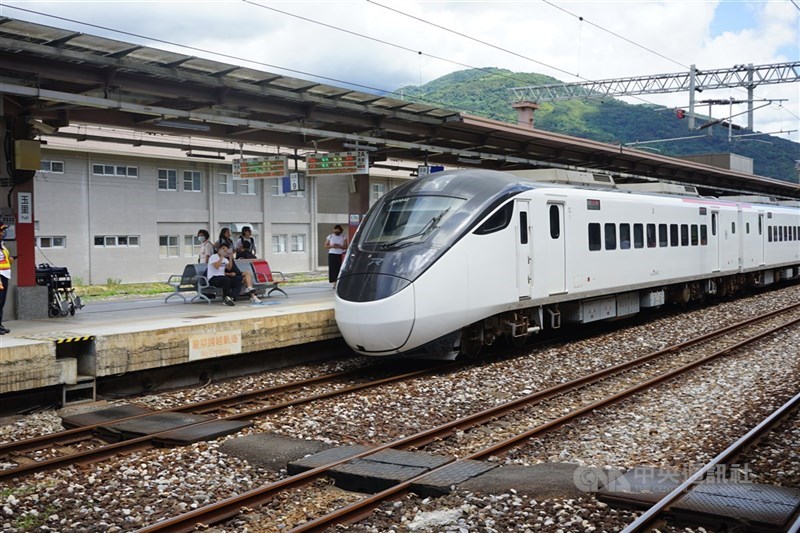 台鐵端午假期宣布加開EMU 3000型新自強號6列次疏運旅客,預計22日凌晨0時起開放旅客訂票。(中央社檔案照片)