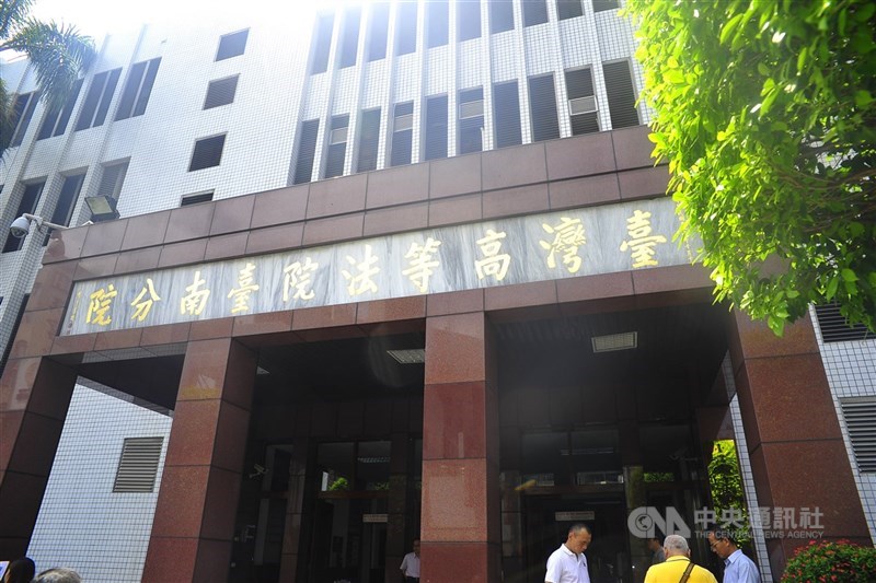 台南徐姓男子於2023年4月遭槍擊後被載到安南醫院門口丟包不治,主嫌林澤峰一審被判應執行有期徒刑23年,另一名被告因證據不足無罪,台南高分院20日二審宣判維持原判。(圖為台南高分院外觀,中央社檔案照片)
