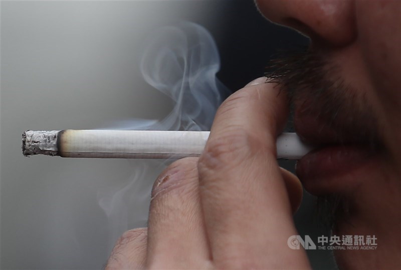 根據民國113年台灣吸菸行為調查,家庭二手菸暴露率從111年的28.9%上升至35.6%。(中央社檔案照片)