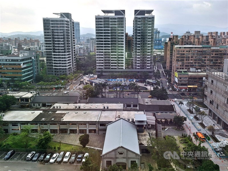 囤房稅2.0今年開徵,財政部表示,若僅有一名共有人符合自住條件,但其他共有人未實際居住及辦完戶籍登記,此屋可否按自住房屋稅率課徵,現正審慎研議中。圖為台北市街景。(中央社檔案照片)