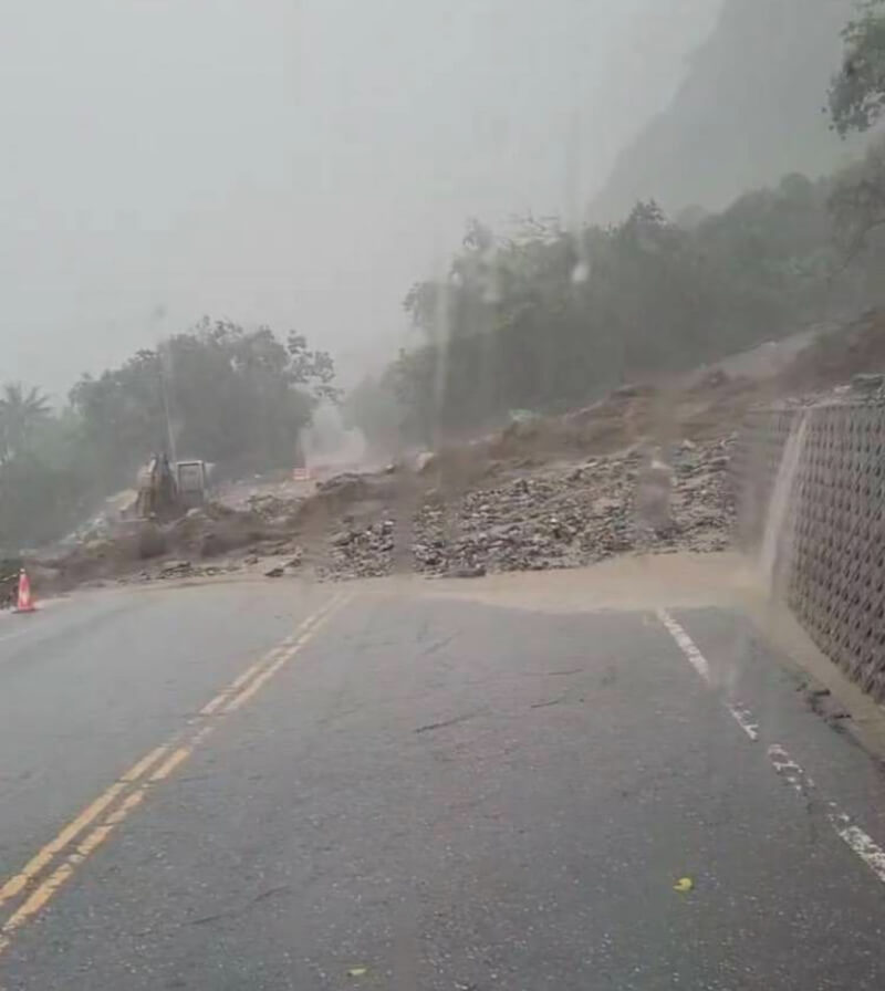 台9線164.5公里處崇德路段受大雨影響發生土石流及土石坍落,道路中斷4小時後搶通。(公路局提供)中央社記者張祈傳真 114年5月20日