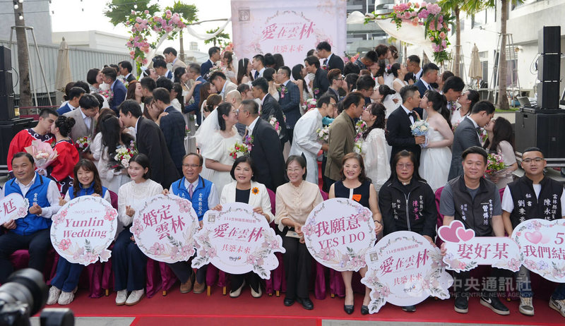 雲林縣政府20日舉辦114年集團結婚,以「愛在雲林 共築未來」為主題,縣長張麗善(前左5)到場見證35對新人甜蜜互許終身。中央社記者姜宜菁攝 114年5月20日