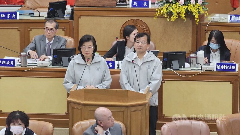 新北市三峽區北大國小重大車禍,涉肇事余姓男子曾獲選模範父親,民進黨籍市議員李宇翔20日質詢時要求取消余男模範父親當選資格,社會局長李美珍(中左)、民政局長林耀長(中右)答詢表示,會依相關規定辦理。中央社記者王鴻國攝 114年5月20日
