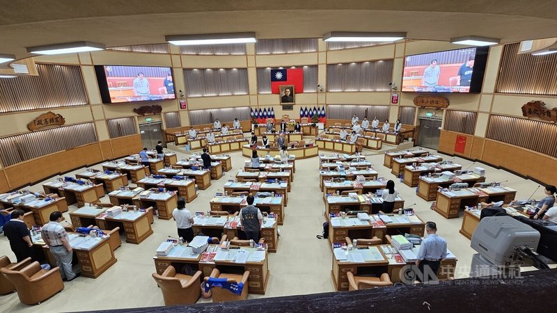 新北市議會20日進行業務質詢,列席市府官員及出席議員共同為三峽區19日重大死傷車禍默哀。中央社記者王鴻國攝 114年5月20日