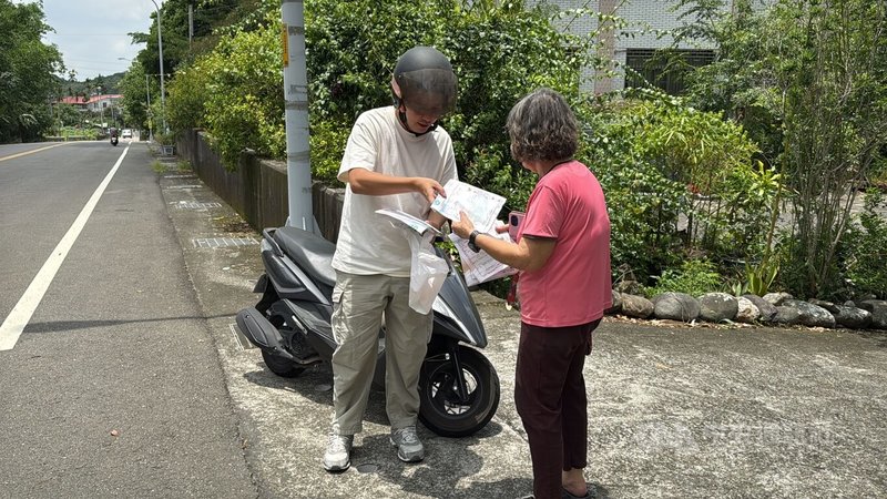 藥師陳村熒(左)經營的好康藥局1個月約處理600件慢性病處方箋,其中約40件需送藥到府,體貼無交通工具或行動不便長者。中央社記者蕭博陽南投縣攝 114年5月20日