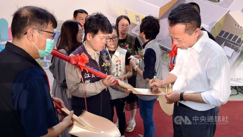 嘉義縣水上如親公共托嬰中心工程20日舉行動工典禮,縣長翁章梁(右)為金鏟簽名,贈送給想生孩子的民眾。中央社記者蔡智明攝 114年5月20日