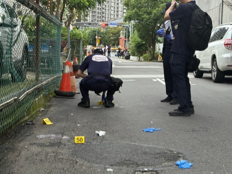 新北市三峽區國成街與國光街口19日下午發生1輛自小客車不明原因衝撞多名路人重大意外,鑑識人員於現場勘查。中央社記者林恕暉攝 114年5月19日