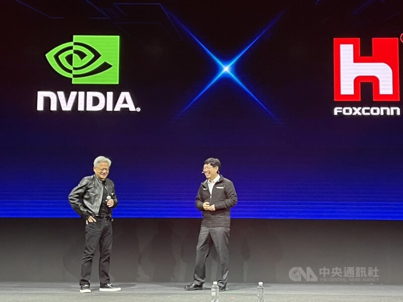 鴻海董事長劉揚偉20日上午在COMPUTEX發表主題演講,輝達(NVIDIA)執行長黃仁勳(左)驚喜現身,兩人在舞台上互動熱絡。 中央社記者鍾榮峰攝 114年5月20日