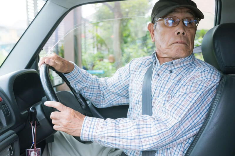 韓國高齡駕駛車禍比例居高不下,推行主動返還駕照制度卻效果不佳。(圖取自Pakutaso圖庫)
