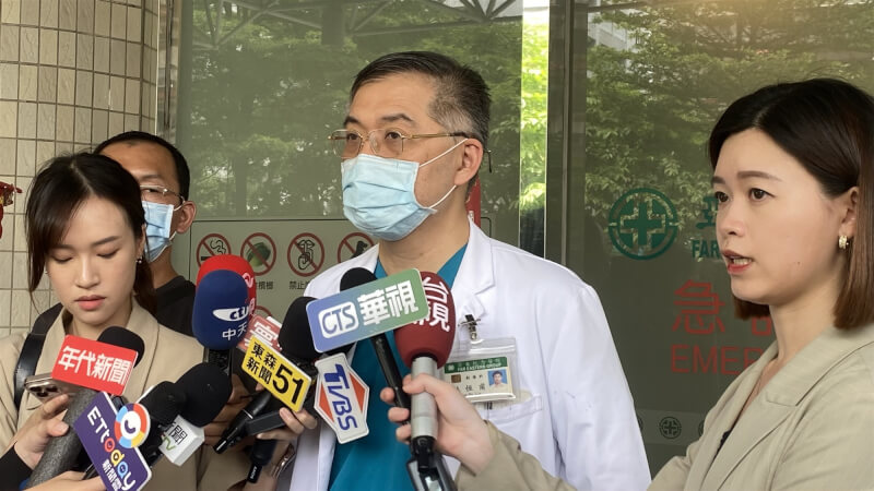 新北市三峽區19日發生重大車禍,亞東醫院創傷科主任林恆甫(中)20日在急診室外受訪,說明目前仍在醫院治療的3名病患傷勢狀況。中央社記者黃旭昇新北攝 114年月5日20日