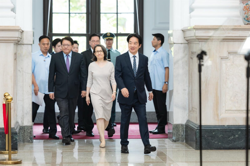 副總統蕭美琴(中)20日在臉書發文表示,積極吸收知識並在總統賴清德需要時給予協助,讓台灣在全球風浪中抓緊機遇,持續穩健往前。(圖取自facebook.com/Bikhim)