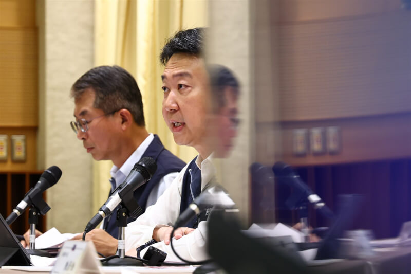 東部鐵公路因雨中斷,交通部長陳世凱(右)表示,工程單位正在加緊搶通,已經啟動空運疏運,海運疏運預計21日啟動。中央社記者翁睿坤攝 114年5月20日