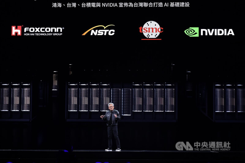 輝達執行長黃仁勳19日在台北國際電腦展(COMPUTEX)主題演講中宣布將與鴻海、國科會、台積電合作,為台灣打造AI基礎建設。(中央社檔案照片)