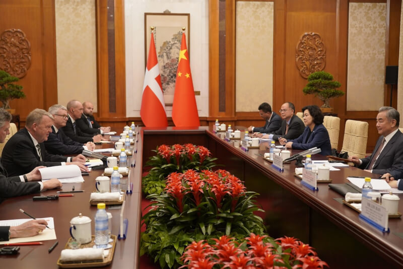 丹麥外交部長拉斯穆森(左2)19日在北京會見中國外長王毅(右1)。(圖取自x.com/DanishMFA)