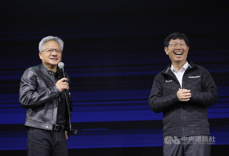 2025台北國際電腦展(COMPUTEX)20日起登場,鴻海董事長劉揚偉(右)上午發表主題演講,輝達(NVIDIA)執行長黃仁勳(左)驚喜現身,兩人談笑風生。中央社記者張新偉攝 114年5月20日