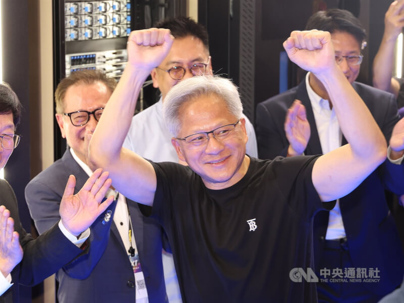 輝達執行長黃仁勳表示,降規版H20晶片遭美國管制出口,輝達須認列高達55億美元損失,這讓他「深感痛苦」。圖為黃仁勳走訪參觀2025台北國際電腦展。中央社記者張新偉攝 114年5月20日