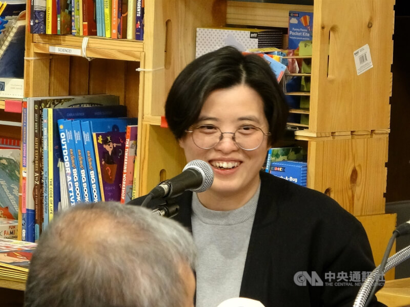 臺灣漫遊錄在國際接連獲獎,作家楊双子指出,這不只是個人肯定,也是台灣人的世界之路。圖為楊双子2月在洛杉磯出席講座。(中央社檔案照片)