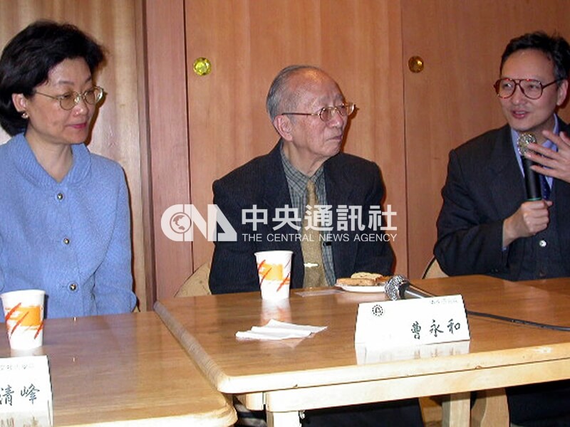 景文技術學院禮聘曹永和(中)任教,創院士任教技職的先河,景文校長朱雲鵬(右)、董事長王清峰(左)特別向師生介紹曹永和。 中央社記者陳亦偉傳真 92年2月26日