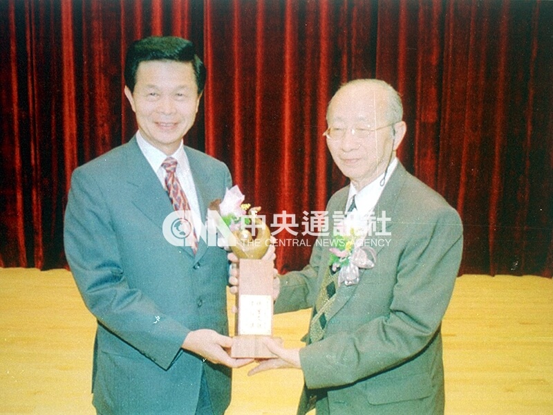 台灣省主席趙守博(左)頒發「終身文獻貢獻獎」給中央研究院院士曹永和(右)。 中央社記者李錫璋攝 88年5月21日