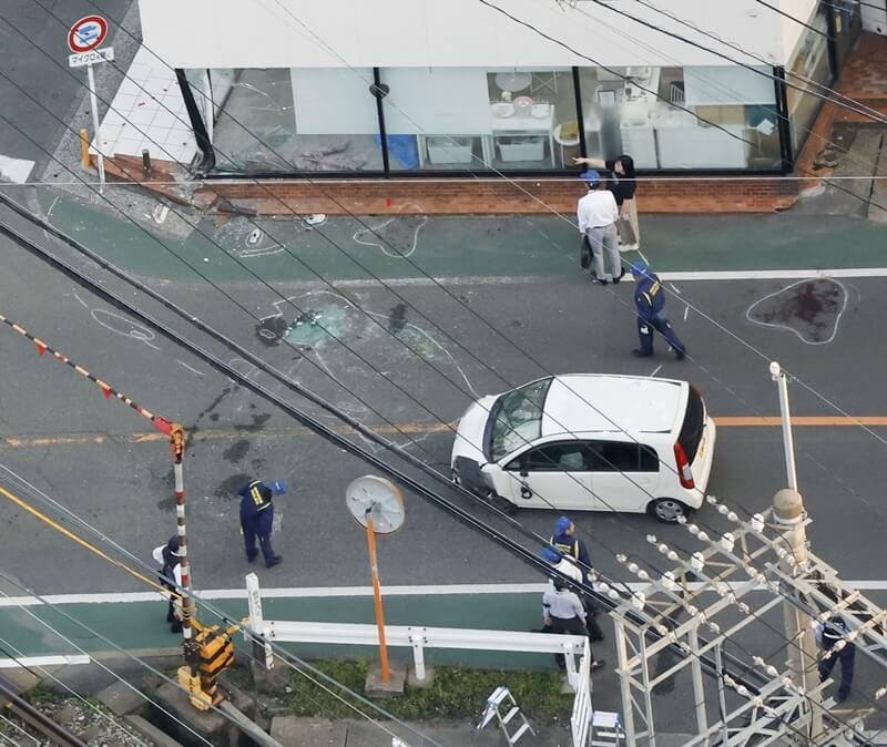 日本福岡縣筑紫野市19日一名74歲女性駕車翻覆,撞進小學生隊伍造成4名學童受傷。(共同社)