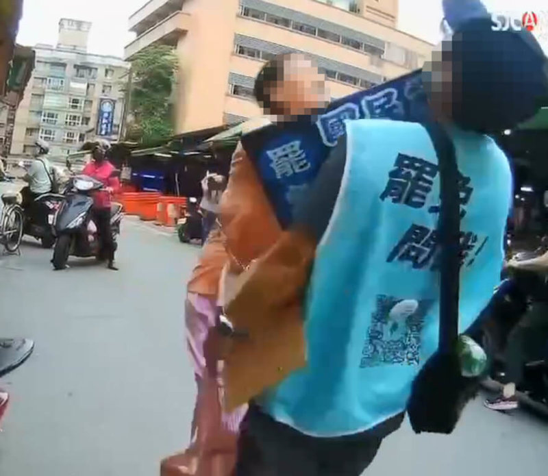 基隆公民罷免團體黃姓志工(右)日前在百福市場宣傳連署時,與張姓女子(右2)發生口角衝突,遭張女出手推擠、跌坐在地,黃姓志工事後已至派出所提出傷害等告訴。(罷免團體「基隆絕沛」提供)中央社記者王朝鈺傳真 114年5月20日