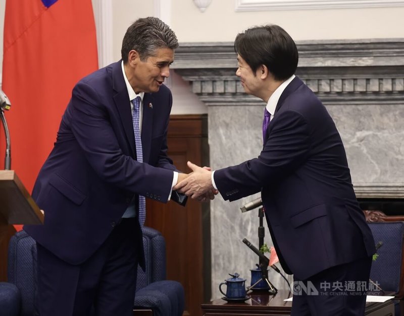 總統賴清德(右)20日以軍禮歡迎率團訪台的帛琉共和國總統惠恕仁(左),兩人下午在總統府進行雙邊會晤,互相握手致意。中央社記者張皓安攝 114年5月20日