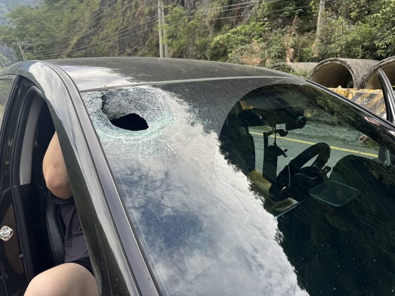 台中和平區中橫便道21日上午往梨山通行車隊行經12.5k處時,1輛自小客遭落石擊中,副駕駛座乘客受傷送醫。(谷關工務段提供)中央社記者郝雪卿傳真 114年5月21日