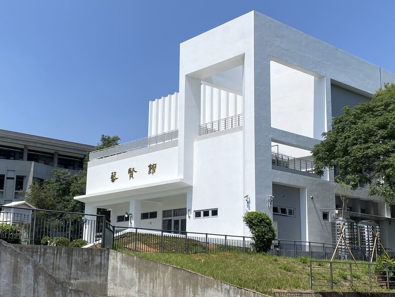 彰化藝術高中學生活動中心21日舉行落成典禮,外觀設計以鋼琴琴鍵為靈感,活動中心經學生票選,正式命名為「藝賢館」。 (彰化縣政府提供)中央社記者吳哲豪傳真 114年5月21日