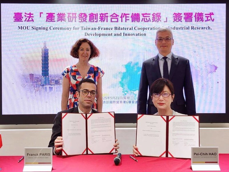 法國在台協會及駐法國台北代表處21日簽署台法「產業創新研發合作備忘錄」,由經濟部產業發展署副署長鄒宇新(後右1)及法方代表共同見證。(經濟部提供)中央社記者劉千綾傳真 114年5月21日